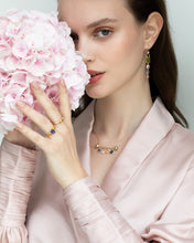 Lade das Bild in den Galerie-Viewer, Frau mit Blossom Rainbow Ohrhängern, luxuriöser individueller Schmuck aus Hamburg, handgefertigt von STEPULOVS Jewelry
