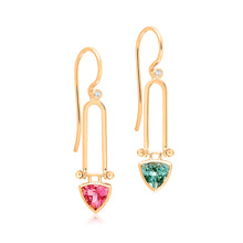 Lade das Bild in den Galerie-Viewer, Blossom Trilliant Ohrhänger aus Gelbgold mit rosa und grünem Turmalin – handgefertigter Luxusschmuck für Hamburg von STEPULOVS Jewelry
