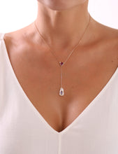 Lade das Bild in den Galerie-Viewer, Blossom Turmalin Anhänger getragen – Exklusive Schmuckkreation mit Edelsteinen und Perle, STEPULOVS Jewelry.
