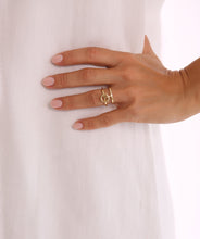 Lade das Bild in den Galerie-Viewer, Rebellion Goldring No. 4 getragen – Exklusiver handgefertigter Goldring von STEPULOVS Jewelry, entworfen in Hamburg.
