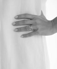Lade das Bild in den Galerie-Viewer, Rebellion Silberring No.4 getragen – Ausdrucksstarker handgefertigter Unikatring aus 925er Silber von STEPULOVS Jewelry, individuell angefertigt in Hamburg.
