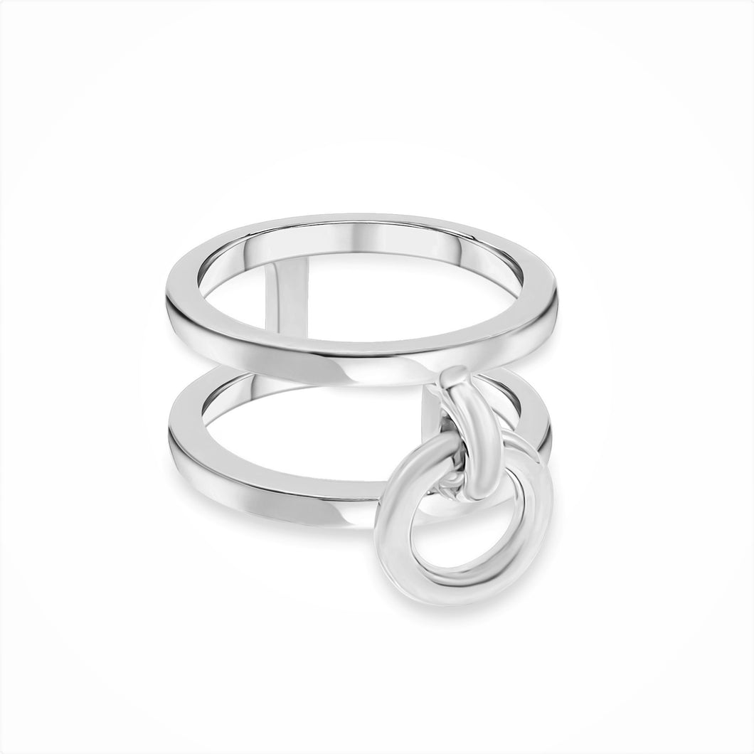 Rebellion Silberring No.4 von STEPULOVS Jewelry – handgefertigter, moderner Ring aus 925er Sterling Silber, Goldschmiedekunst aus Hamburg.
